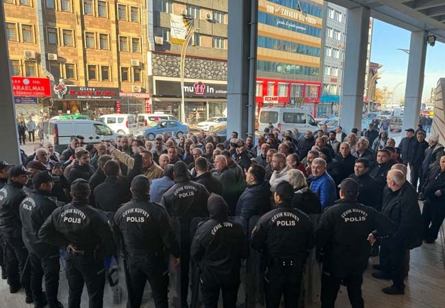 ZONGULDAK BELEDİYESİ'NİN RÜSUM ÜCRETLERİNE YAPTIĞI ZAM ESNAFA KONTAK KAPATTIRDI