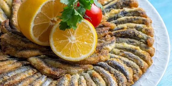 HAMSİ TEZGAHLARDA 100 TL YE DÜŞTÜ