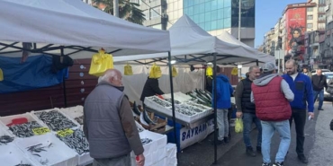 ZONGULDAK'TA FİYATI DÜŞEN HAMSİYE VATANDAŞLARDAN YOĞUN İLGİ