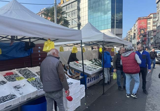 ZONGULDAK'TA FİYATI DÜŞEN HAMSİYE VATANDAŞLARDAN YOĞUN İLGİ