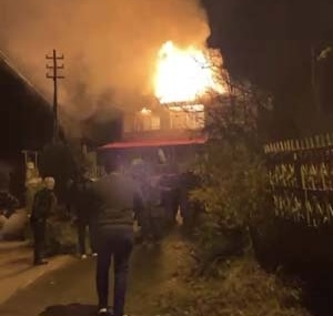 ÇIKAN YANGINDA EV KULLANILAMAZ HALE GELDİ