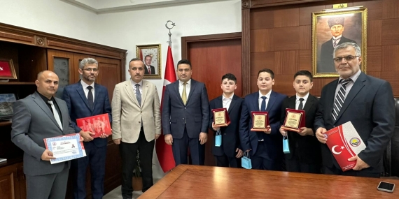 KAYMAKAM KÖKSAL’DAN BİRİNCİLERE PLAKET