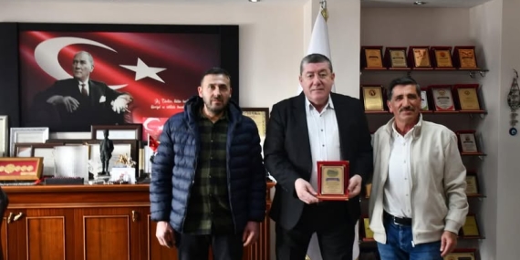 KÖY HALKI, BELEDİYE DESTEĞİNE PLAKETLE TEŞEKKÜR ETTİ