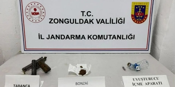 ARAÇ İÇERİSİNDE UYUŞTURUCU ALIRKEN YAKALANDILAR