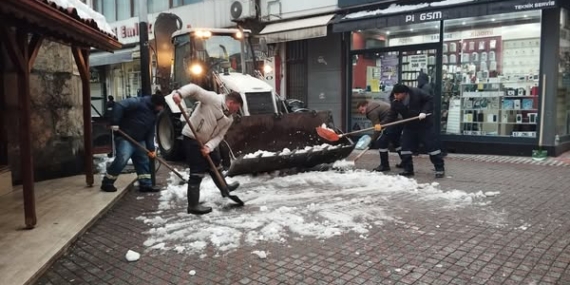KDZ. EREĞLİ’DE, KAR KÜTLELERİ KALDIRILIYOR