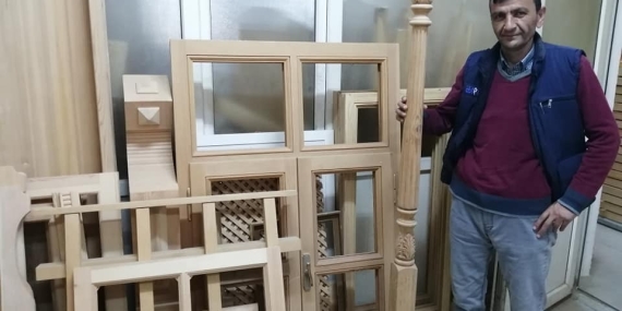 TARİHİ ESERDE SANATINI KONUŞTURUYOR.