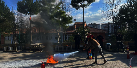 ALAPLI BELEDİYESİ İTFAİYE MÜDÜRLÜĞÜ’NDEN ÖĞRETMENLERE YANGIN GÜVENLİK EĞİTİMİ