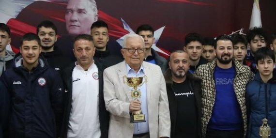 ŞAMPİYONLAR’DAN HALİL BAŞKAN’A ZİYARET
