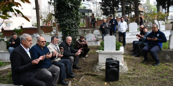 ARİFE GÜNÜ MEZARLIKLARDA KURAN-I KERİM OKUTULDU