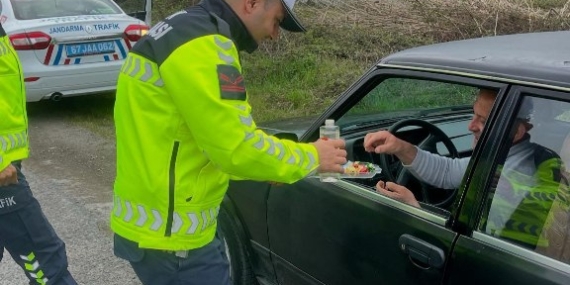 JANDARMA TRAFİKTEN SÜRÜCÜLERE JEST
