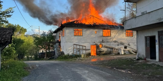 ALİOĞLU KÖYÜNDE EV TAMAMEN YANDI