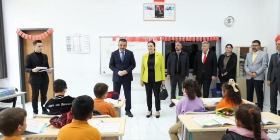 VALİ HACİBEKTAŞOĞLU ÖĞRENCİLERE DERGİ DAĞITTI
