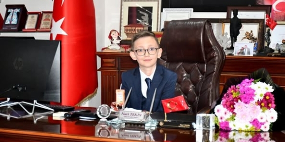 ALAPLI’DA 23 NİSAN’DA BAŞKANLIK KOLTUĞUNA KÜÇÜK ATALAY OTURDU.