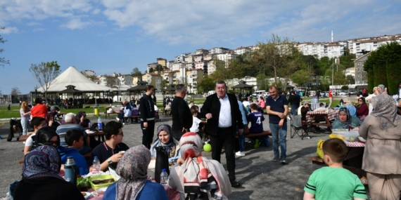 BAŞKAN TEKİN, ALAPLI SAHİL PARK’TA VATANDAŞLARLA BİR ARAYA GELDİ
