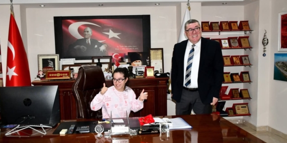 ENGELLİLER HAFTASINDA ANLAMLI ZİYARET: BAŞKANLIK KOLTUĞU ÖZEL ÖĞRENCİLERİN..