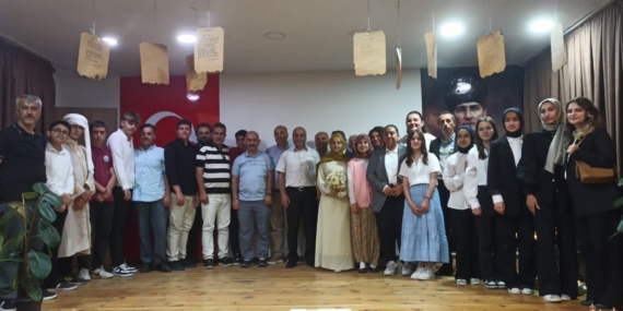 ÖĞRENCİLERDEN MÜTHİŞ ŞİİR DİNLETİSİ