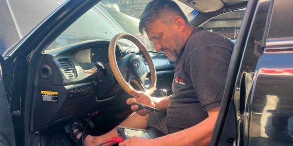 MANDACI, “ÇIRAKLIĞI ANKARA’DA, USTALIĞI ANTALYA’DA, UZMANLIĞIMI RUSYA’DA YAPTIM. ARABANIN SESİNDEN ARIZAYI ÇÖZERİM.” DEDİ.