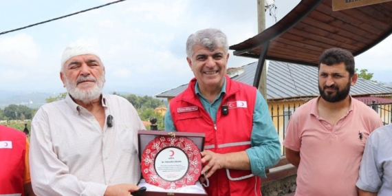 EMEKLİ MADENCİDEN KIZILAY’A BÜYÜK BAĞIŞ
