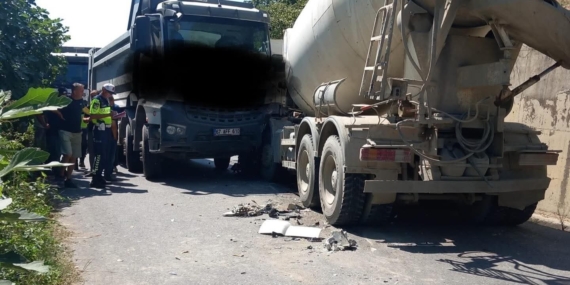 BETON MİKSERİ İLE KAMYON ÇARPIŞTI: 1 YARALI