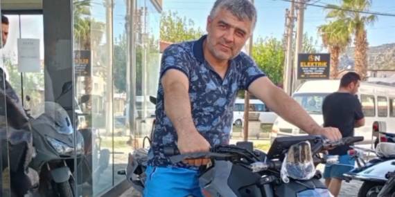 ELEKTRİK DİREĞİNE ÇARPAN MOTORSİKLETLİ HAYATINI KAYBETTİ…