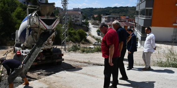 ALAPLI’DA AHMET ZEKİ ATALAY İLKOKULU YOLUNDA BETON KAPLAMA ÇALIŞMASI BAŞLADI