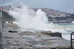 ZONGULDAK'TA DALGALAR 7 METRELİK LİMAN DUVARINI AŞTI