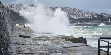 ZONGULDAK'TA DALGALAR 7 METRELİK LİMAN DUVARINI AŞTI