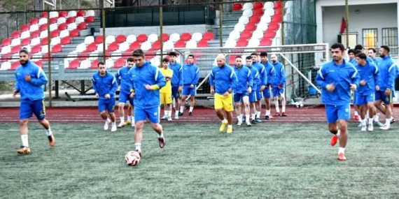 ALAPLILI SPORSEVERLER TAKIMA SAHİP ÇIKIYOR. 
