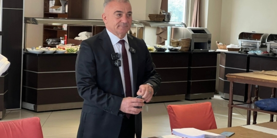 SESLİ, “ADI ASLAN AMA KENDİSİ SÜT DÖKMÜŞ KEDİYE DÖNDÜ” DEDİ. 