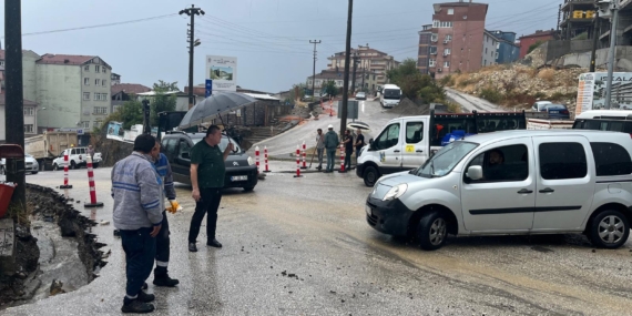 ALAPLI’DA SAĞANAK YAĞMUR SONRASI BELEDİYE EKİPLERİ SEFERBER OLDU.