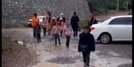 OKUL YOLU ÇAMURDAN GEÇİLMİYOR