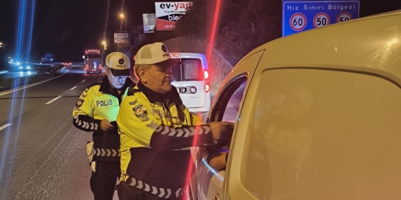 EMNİYET EKİPLERİ, TRAFİK GÜVENLİĞİ İÇİN BU AKŞAM DENETİMLERİ ARTIRDI.