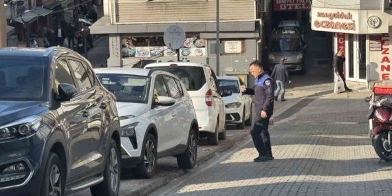 Zabıtadan kaldırım işgali yapan sürücülere ceza yağdı